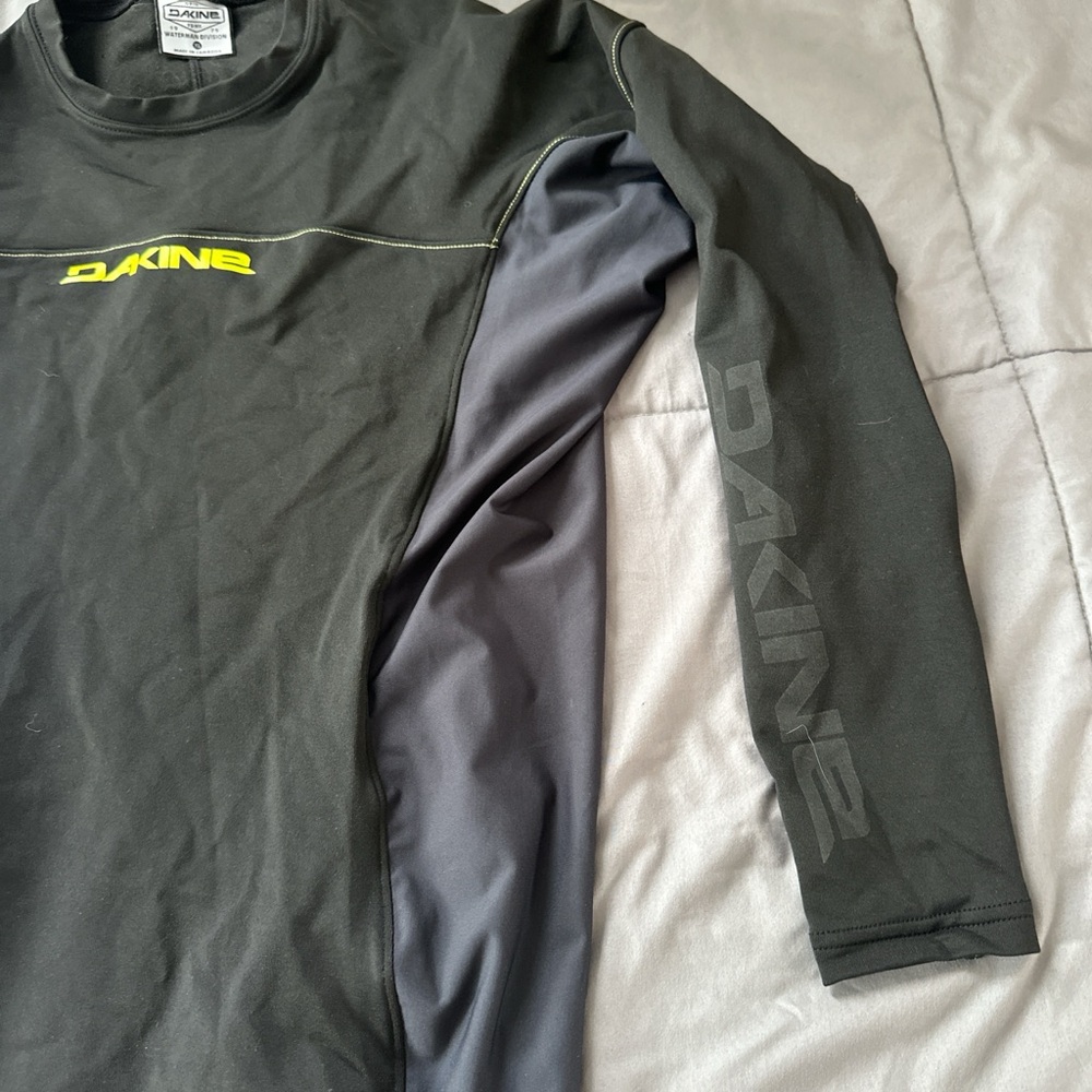 Dakine Men's Black and Gray Rash Guard